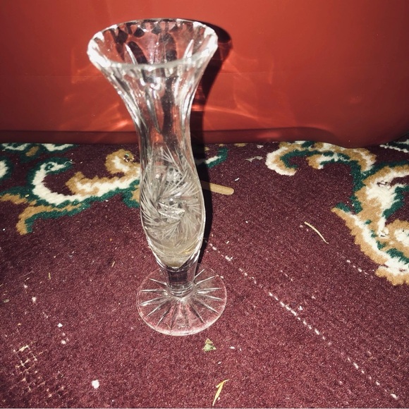 Vintage pinwheel crystal rosebud vase, classic collectible crystal- preloved - Picture 5 of 5